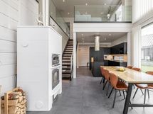 Olohuoneessa varaava takka/leivinuuni