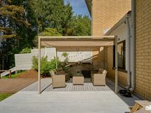 Pergola kuuluu kauppaan.