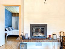 Olohuoneessa oleva takka ei ole käytössä, mutta toimii erinomaisesti sisustuselementtinä.