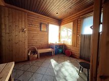 pukuhuone, josta ovet tupaan, pesuhuoneeseen ja ul