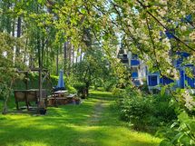 Kesä ja keinu sekä pöytäryhmä