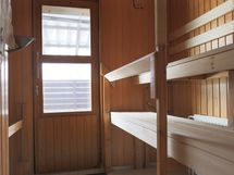 Sauna, josta käynti pihalle