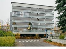 Asunto sijaitsee ensimmäisessä asuinkerroksessa, mutta ei maantasalla