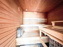 Taloyhtiön sauna. Saunaan ja pesutupaan kulku sisäpihan kautta.