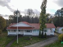 Etuterassi on katettu ja etupihalta löytyy allas, jossa on ollut käytössä aiemmin suihkulähde.
