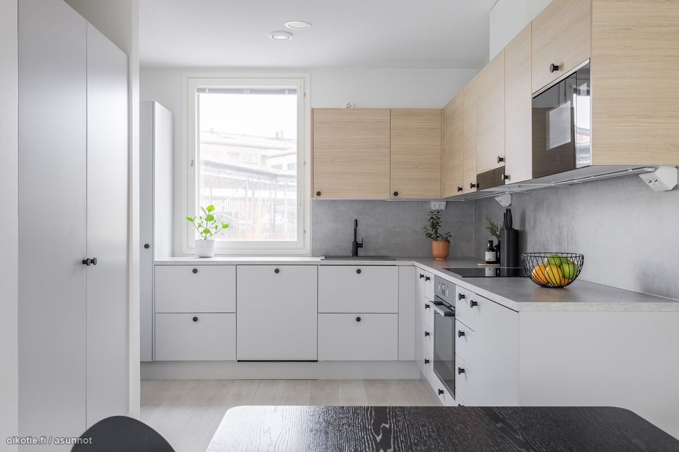 Keittiössä täyskorkeat jääkaappi ja pakastin integroituna