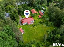 Iso takapiha kesällä