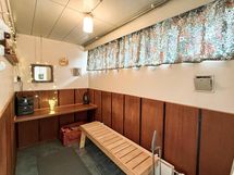 talousrakennuksen pukuhuone