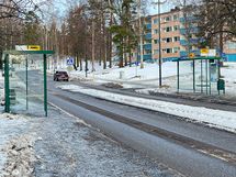 Lähin bussipysäkki sijaitsee ihan vieressä.