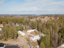 Taloyhtiö koostuu kahdesta asuinrakennuksesta ja autokatoksesta.