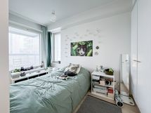 Kaikissa ikkunoissa on sälekaihtimet.