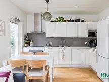 Keittiössä hyvin kaappi- ja laskutilaa