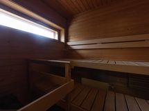 Tunnelmallinen oma sauna ikkunalla.