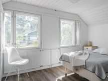 Yläkerran toisen makuuhuoneen yhteydessä on wc