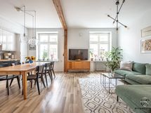 Valoisa olohuone, jossa korkea katto ja kauniit ikkunat – Kallion tunnelmaa parhaimmillaan.