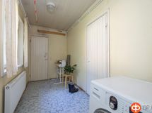 Kodinhoitotila, josta pääsee ulos, pesuhuoneeseen,