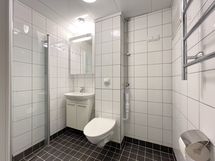 Linjasaneerauksen yhteydessä uusittu kylpyhuone on tyylikäs. Tilaa myös pesukoneelle.