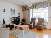 Olohuone, josta käynti omalle pihalle