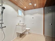 Oikealla saunan tumma lasiseinämä.