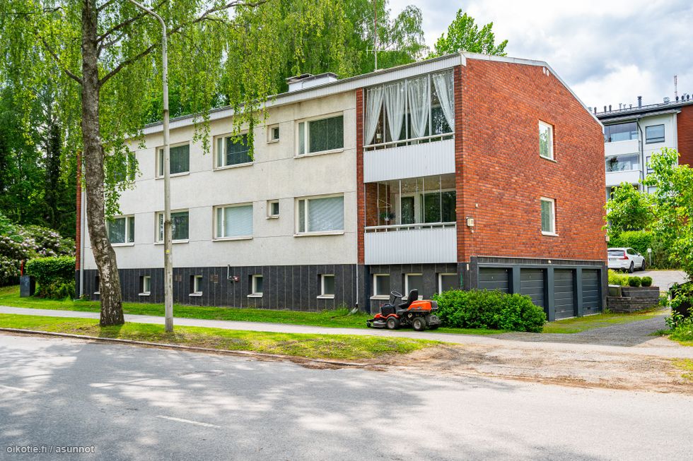 Etujulkisivu Lahdensivuntieltä