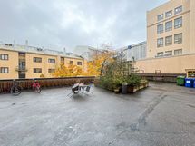 Taloyhtiön sisäpihaa.