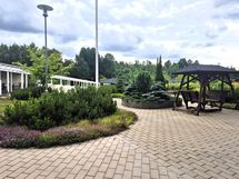 Sisäpihalla viityisiä oleskelualueita