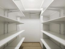 Vaatehuone eteisen yhteydessä