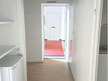 Käytävä yhdistää muut tilat toisiinsa.