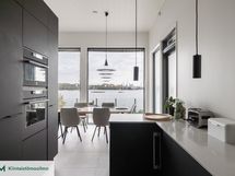 Laadukas keittiö, jossa kodinkoneet tyylikkäästi integroitu