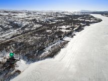 Taustalla avautuvat tunturimaisemat