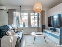 Olohuoneesta näkymät sisäpihan terassille