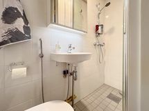Kompakti kylpyhuone on uusittu putkiremontin yhteydessä. Pyykkihuolto hoituu yhtiön pesutuvassa.