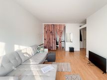 Säilytystilaa löytyy vaatehuoneesta, jonne on käynti eteisen yhteydestä.