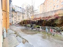 Taloyhtiön takapihalla voit säilyttää pyörää. Kodin ikkuna on takapihan suuntaan.