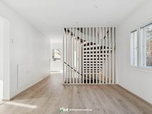 Portaikkokonaisuus rajaa avonaisen tilan.