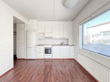 Avokeittiö on hyvin varustettu ja sen viereen mahtuu hienosti isompikin ruokapöytä.