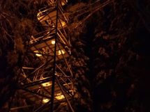 Palovartian torni roihuvalaistuksessa