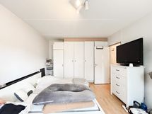 Makuuhuoneen kiinteässä kaapistossa on säilytystilaa.