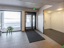 Yhteisissä tiloissa käytännöllinen pesupaikka heti ulko-oven vieressä