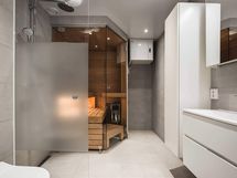 Valokuva asunnosta C 51 - Saunan lauteet ovat tervaleppää, ovi ja seinä kirkasta lasia.