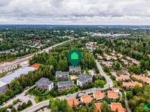 Talon viereinen puisto johtaa Kauniaisten keskustaan