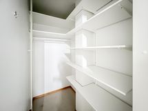 Vaatehuone ja eteisen kaapistot tarjoavat hyvän säilytystilan