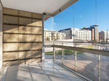 Suuri lasitettu terassiparveke etelään ja merelle!