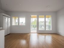 Olohuone, josta käynti parvekkeelle