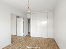 Makuuhuoneessa on mukavasti kaappitilaa.