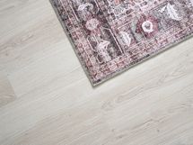 Vaaleita laminaattilattioita lämmittää vesikiertoinen lattialämmitys.