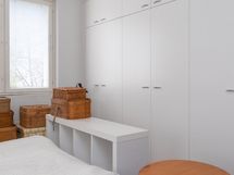 Makuuhuoneessa hyvin kaappeja