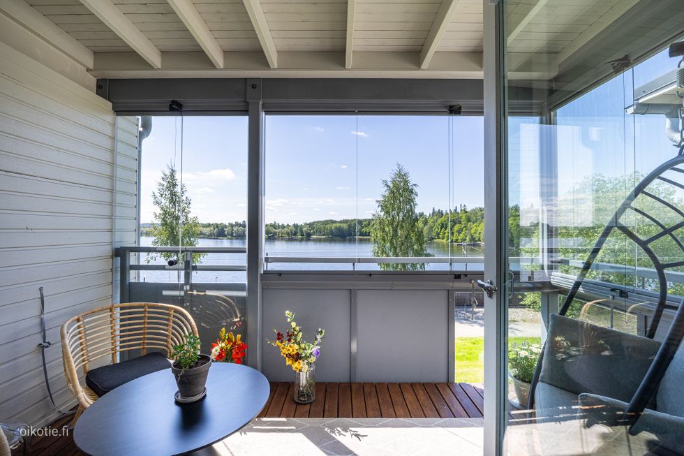 Lasitetulta parvekkeelta on näkymä Vanajavedelle