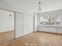 Asunto on valoisa länteen päin olevien ikkunoiden ansiosta.