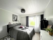 Molemmissa makuuhuoneissa on vaatekaapit.